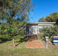 'The Croft' 11 Boulder Bay Rd - Cosy Beach House with Aircon  only 270m to the Beach - Accommodation Batemans Bay