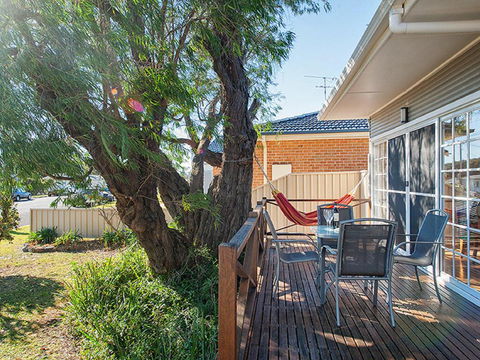 'The Croft' 11 Boulder Bay Rd - Cosy Beach House With Aircon & Only 270m To The Beach - Accommodation Batemans Bay 1