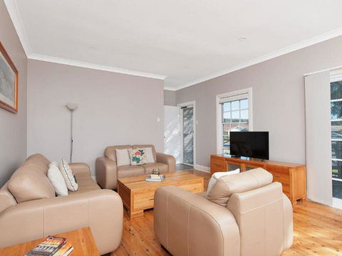 'The Croft' 11 Boulder Bay Rd - Cosy Beach House With Aircon & Only 270m To The Beach - Accommodation Batemans Bay 2