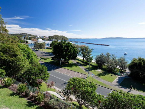 1 'Kiah', 53 Victoria Parade - Stunning Views, Wifi, Aircon, Just Across The Road To The Water - Accommodation Batemans Bay 0