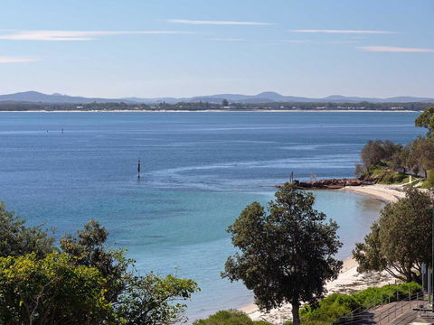 1 'Kiah', 53 Victoria Parade - Stunning Views, Wifi, Aircon, Just Across The Road To The Water - Accommodation Batemans Bay 3