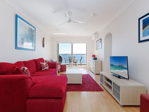 1 'Kiah', 53 Victoria Parade - Stunning Views, Wifi, Aircon, Just Across The Road To The Water - Accommodation Batemans Bay 1