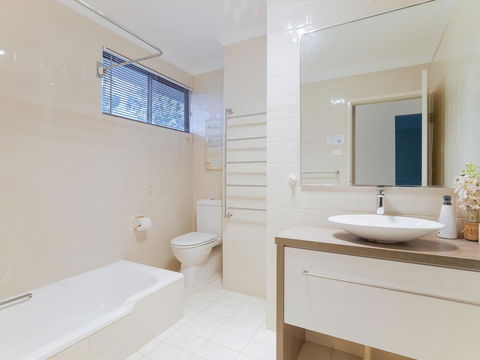 1 'Kooringal', 105 Soldiers Point Road - Waterfront Unit Wth Aircon - Accommodation Batemans Bay 1