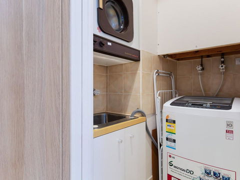 1 'Kooringal', 105 Soldiers Point Road - Waterfront Unit Wth Aircon - Accommodation Batemans Bay 3