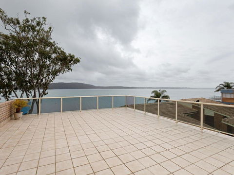 1 'Kooringal', 105 Soldiers Point Road - Waterfront Unit Wth Aircon - Accommodation Batemans Bay 0