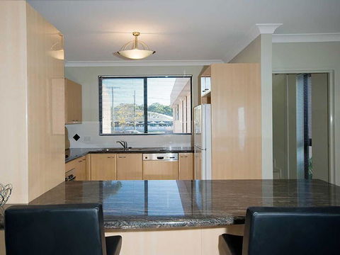1 'Seaside Splendour' 137 Soldiers Point Road - Beautiful Unit On The Waterfront - Accommodation Batemans Bay 3