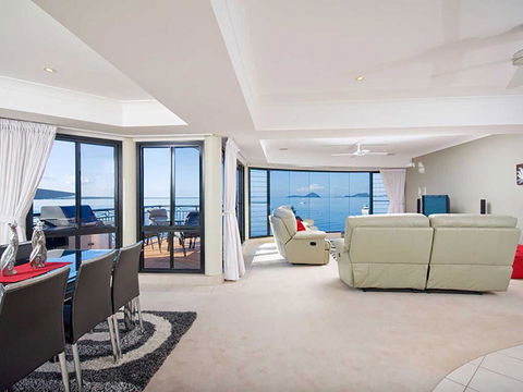1 'Seaside Splendour' 137 Soldiers Point Road - Beautiful Unit On The Waterfront - Accommodation Batemans Bay 1