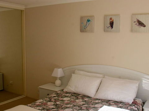 1 'The Clippers' 131 Soldiers Point Road - Fabulous Waterfront Unit - Accommodation Batemans Bay 3