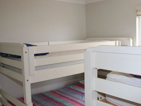 1 'The Clippers' 131 Soldiers Point Road - Fabulous Waterfront Unit - Accommodation Batemans Bay 1