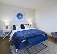 1 Bdrm Top Floor Apt With Sunroom - Accommodation Batemans Bay