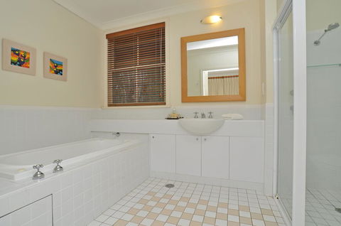 1 Bedroom Executive Villa Located Within Cypress Lakes - Accommodation Batemans Bay 1
