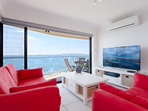 2 'Lanimer' 14 Mitchell Street - Beautiful Waterfront Property With Spectacular Views - Accommodation Batemans Bay 2