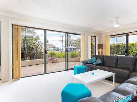 2 'Peninsula Waters' - Three Bedroom Unit With Spacious Private Courtyard & WIFI - Accommodation Batemans Bay 2
