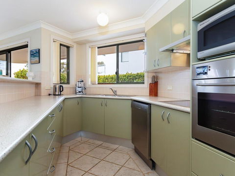 2 'Peninsula Waters' - Three Bedroom Unit With Spacious Private Courtyard & WIFI - Accommodation Batemans Bay 0