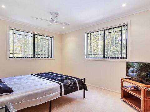 2/11a Christmas Bush Avenue - Fantastic Townhouse Close To Dutchies Beach - Accommodation Batemans Bay 2