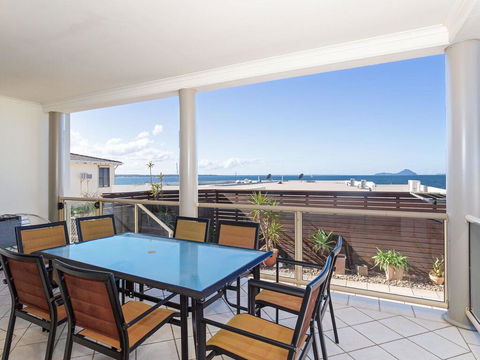 2/141A Soldiers Point Road - Large Waterfront Duplex Across From The Bowling Club - Accommodation Batemans Bay 2