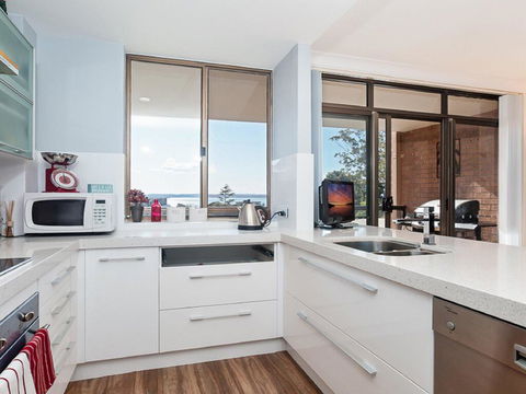 23 'The Commodore' 9-11 Donald Street - Delightful Unit With Gorgeous Water Views - Accommodation Batemans Bay 2