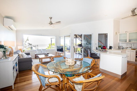 BEST OCEAN VIEWS ON STRADDIE + SUNSET DECK - Accommodation Batemans Bay 4