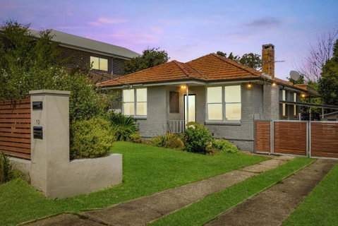 Big Stylish 3 Bed House With Free Parking - Accommodation Batemans Bay 1