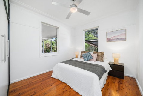 Big Stylish 3 Bed House With Free Parking - Accommodation Batemans Bay 4