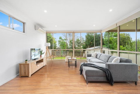 Big Stylish 3 Bed House With Free Parking - Accommodation Batemans Bay 0
