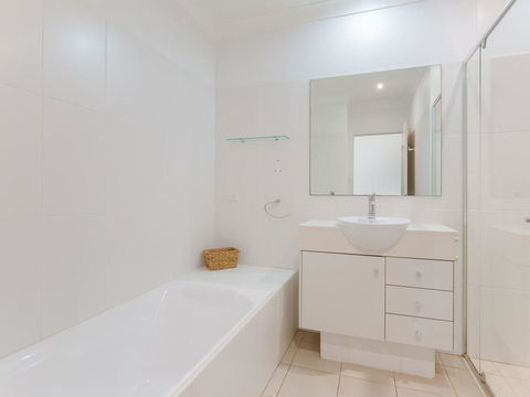 356 ' Oaks Pacific Blue', 265 Sandy Point Rd - Air Conditioned, Direct Pool Access And Suited For Disability - Accommodation Batemans Bay 1