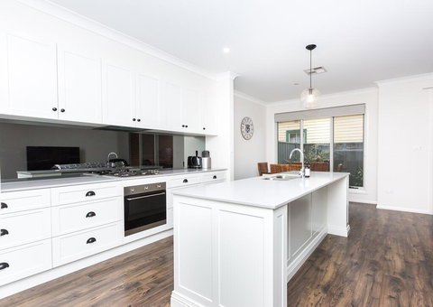 4 Bedroom Inner City Townhouse - SLEEPS 9 !! - Accommodation Batemans Bay 1
