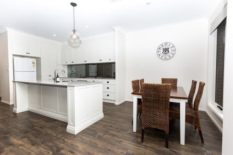 4 Bedroom Inner City Townhouse - SLEEPS 9 !! - Accommodation Batemans Bay 3