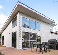 4 king or 8 single beds WiFi Netflix pet friendly - Accommodation Batemans Bay