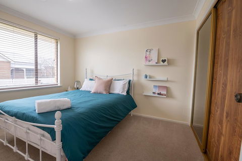 42 Rosemary Lane - Central Orange - Spacious Family Home - Quiet Lane - Accommodation Batemans Bay 2