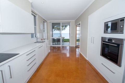 A Foreshore - Salamander Bay - Accommodation Batemans Bay 0