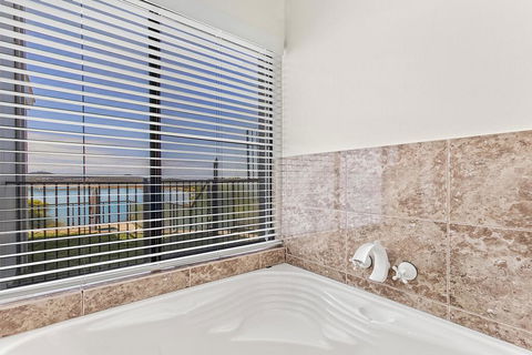 Above And Beyond - Beautiful Home With Pool - Accommodation Batemans Bay 2