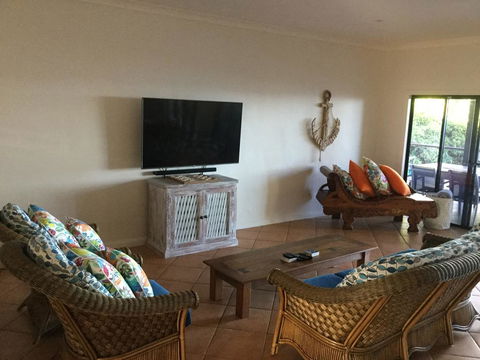 ABSOLUTE BEACHFRONT BLISS @ NEWELL BEACH - Accommodation Batemans Bay 3