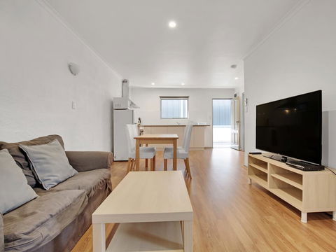 Adelaide Holiday Homes - Accommodation Batemans Bay 2