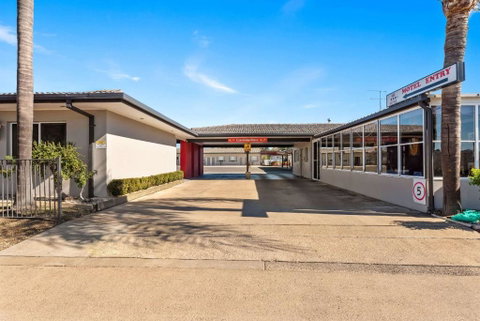 Econo Lodge Moree Spa Motor Inn - Accommodation Batemans Bay 1