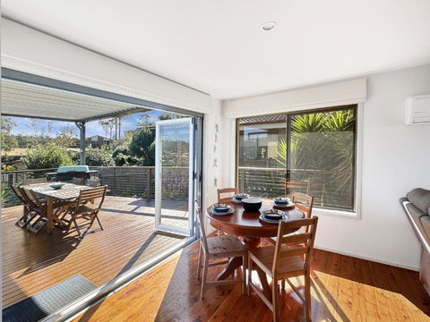 Fab 3-Bed Stay With Great Outdoors & Water Views - Accommodation Batemans Bay 4