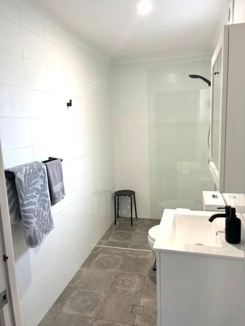 Gabba Central 2 Separate Homes 1 Block 6 Bdrms - Accommodation Batemans Bay 3