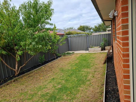 Generous 4 Bedroom Home Close To Park And Shops - Accommodation Batemans Bay 1