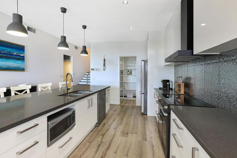 GEORGE8- THE ULTIMATE, FAMILY BEACH HOUSE! - Accommodation Batemans Bay 4