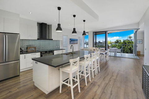 GEORGE8- THE ULTIMATE, FAMILY BEACH HOUSE! - Accommodation Batemans Bay 1