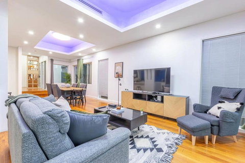 Glamorous 5BD House W Water View In Melrose Park - Accommodation Batemans Bay 2