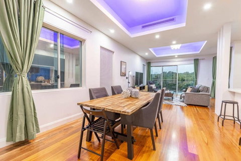 Glamorous 5BD House W Water View In Melrose Park - Accommodation Batemans Bay 3