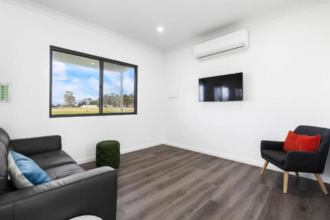 Glenowrie Cottage - 1 King 2 Singles Near Cadia - Accommodation Batemans Bay 1