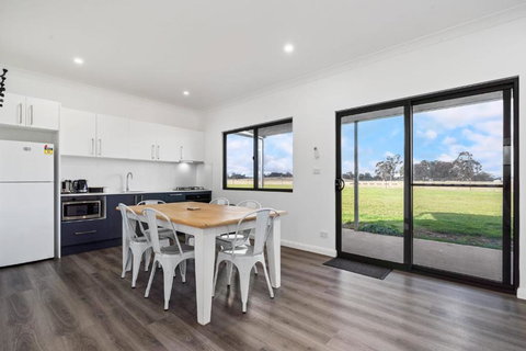 Glenowrie Cottage - 2 King Beds - Close To Cadia - Accommodation Batemans Bay 0