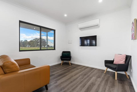 Glenowrie Cottage - 2 King Beds - Close To Cadia - Accommodation Batemans Bay 3