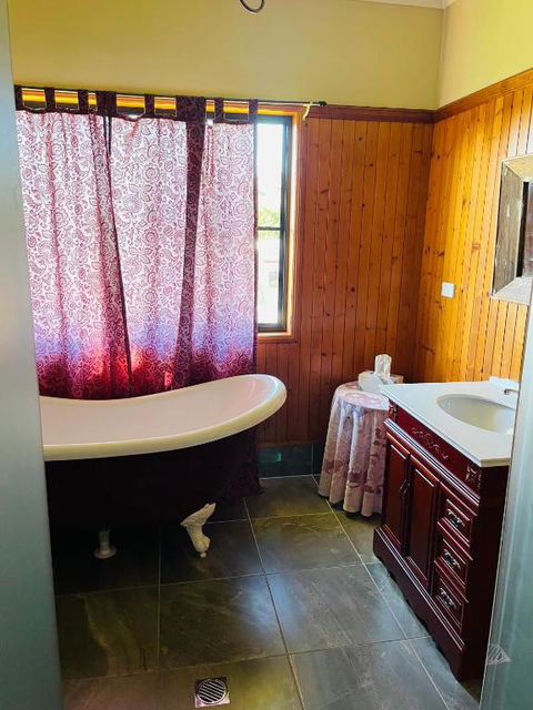 GOLDEN LACE B&B - Accommodation Batemans Bay 3