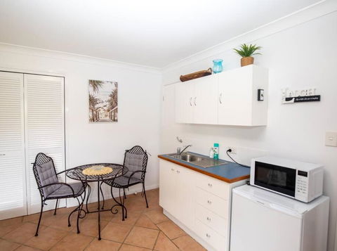 GORGEOUS STUDIO + 100M TO BEACH + POOL - Accommodation Batemans Bay 2