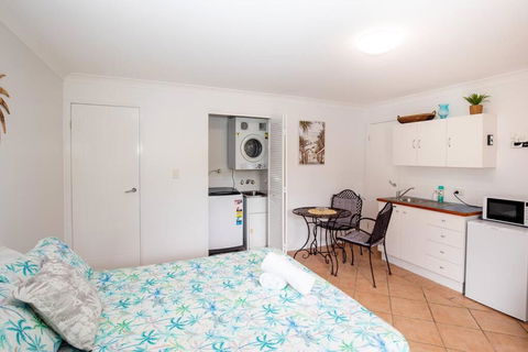 GORGEOUS STUDIO + 100M TO BEACH + POOL - Accommodation Batemans Bay 4