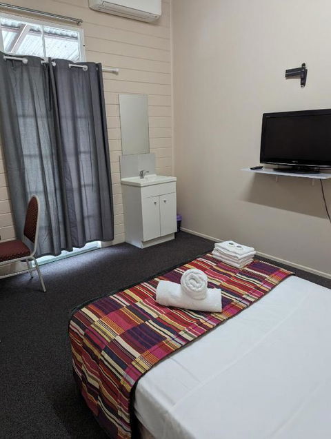 GRAND CENTRAL HOTEL PROSERPINE - Accommodation Batemans Bay 3