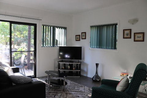GREEN TREES CHALET Australia Zoo Close By - Accommodation Batemans Bay 3